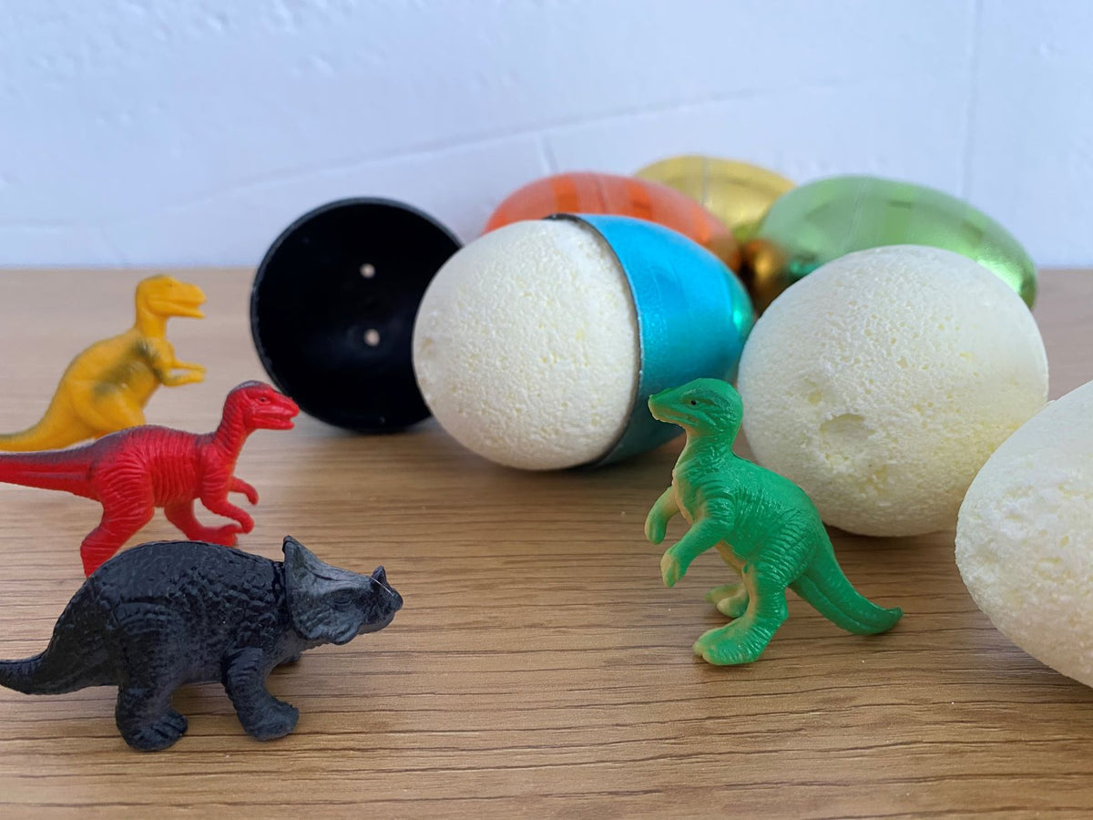 Easter DIY Bath Bomb with a Dino Surprise - MaisonBattat