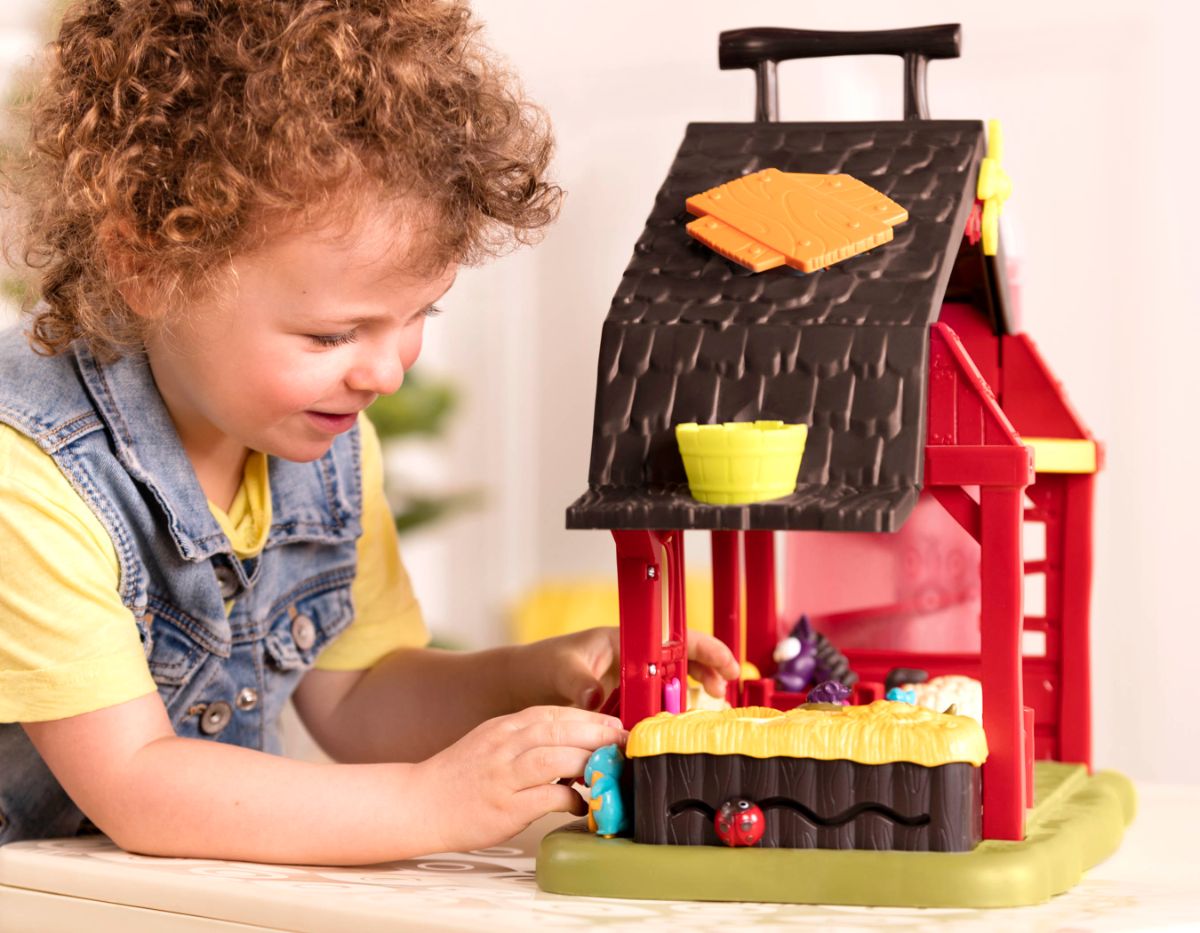 Interactive toy barn.