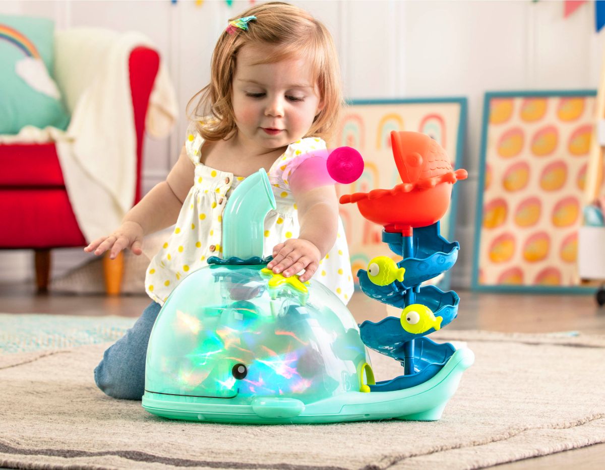 Light-up whale ball popper