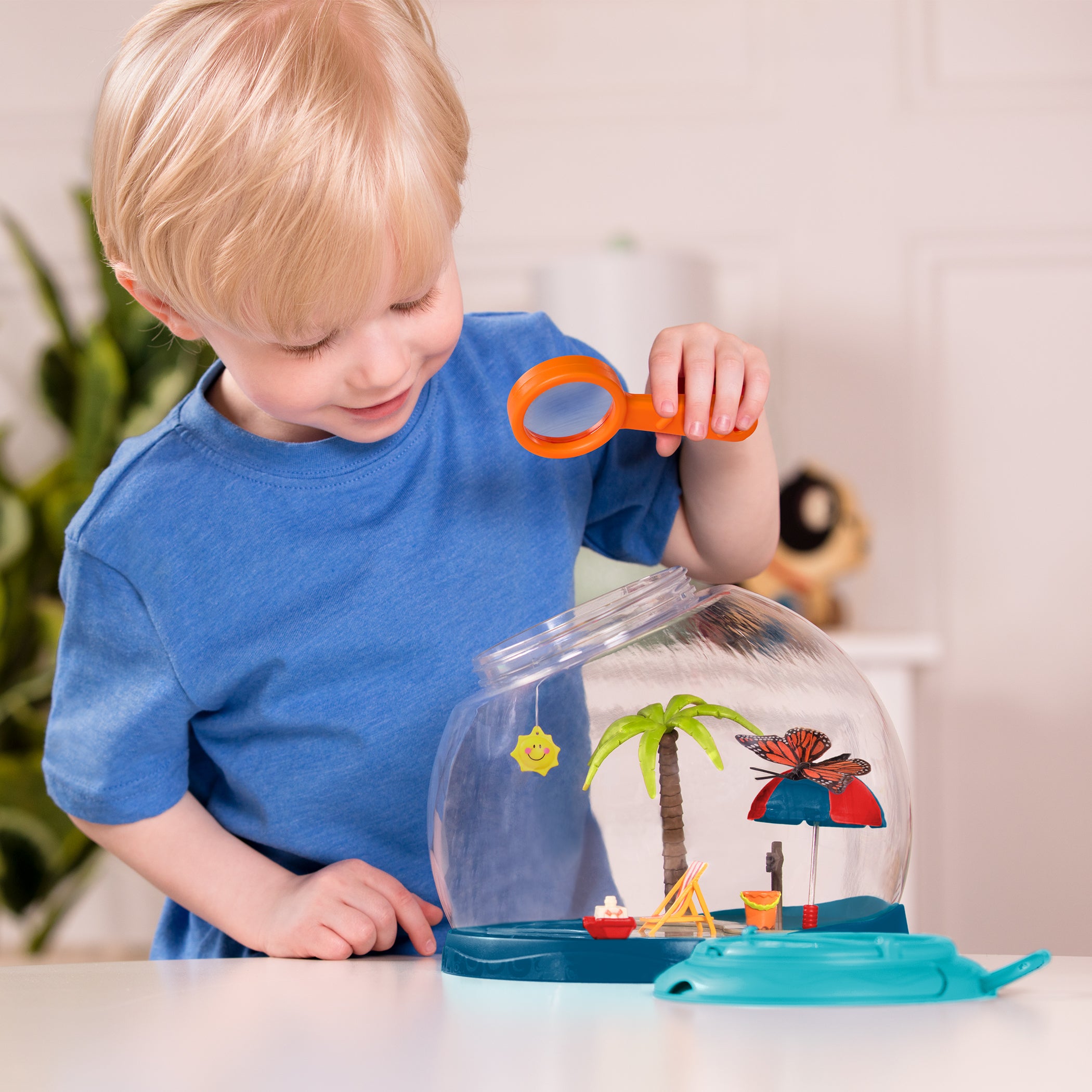 Tropical bug hotel toy with accessories for toddlers and kids