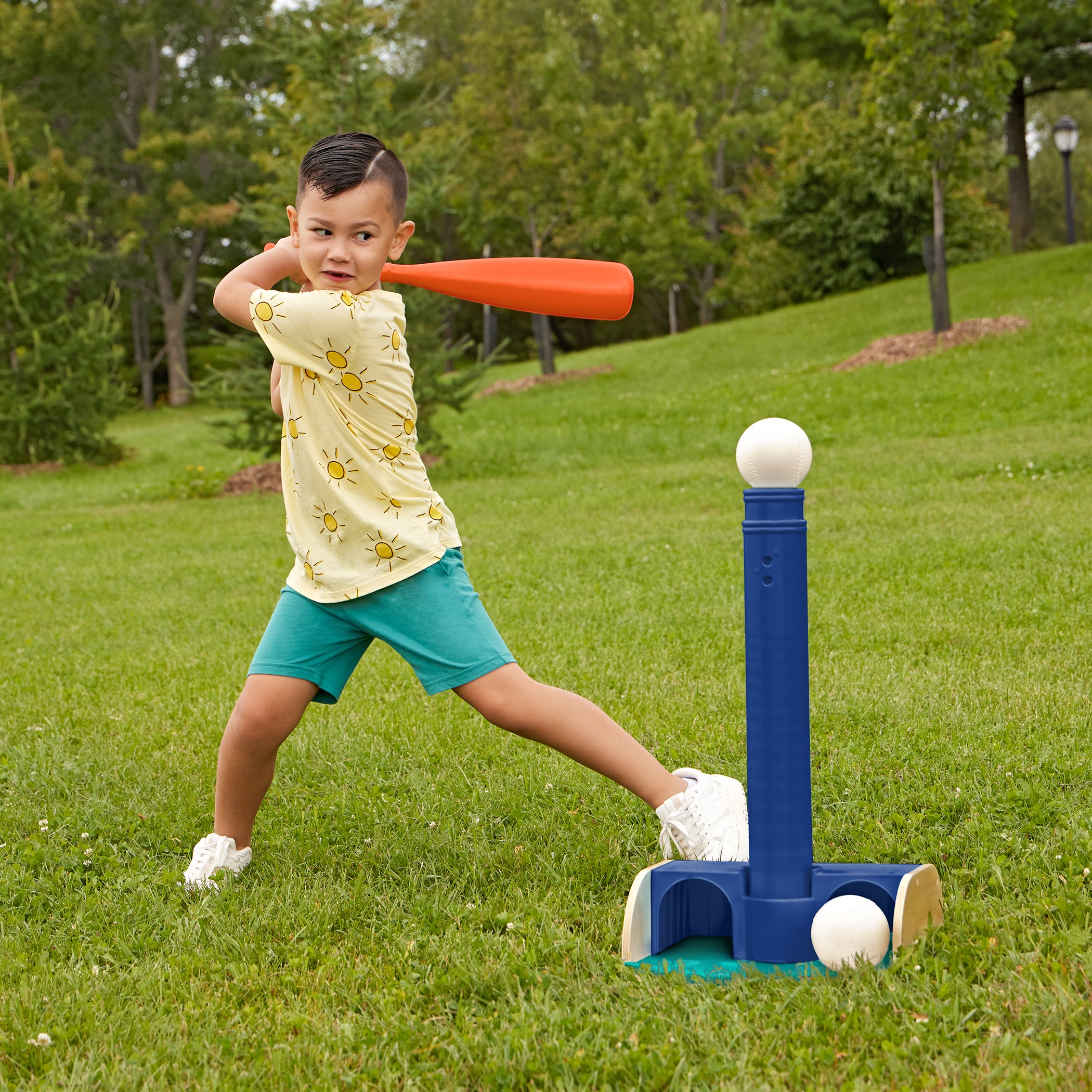 Kids tee ball playset with balls and bat