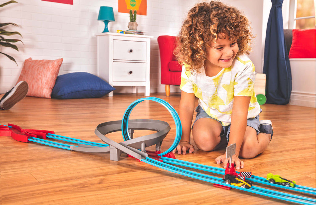 Racetrack playset with loops and toy cars