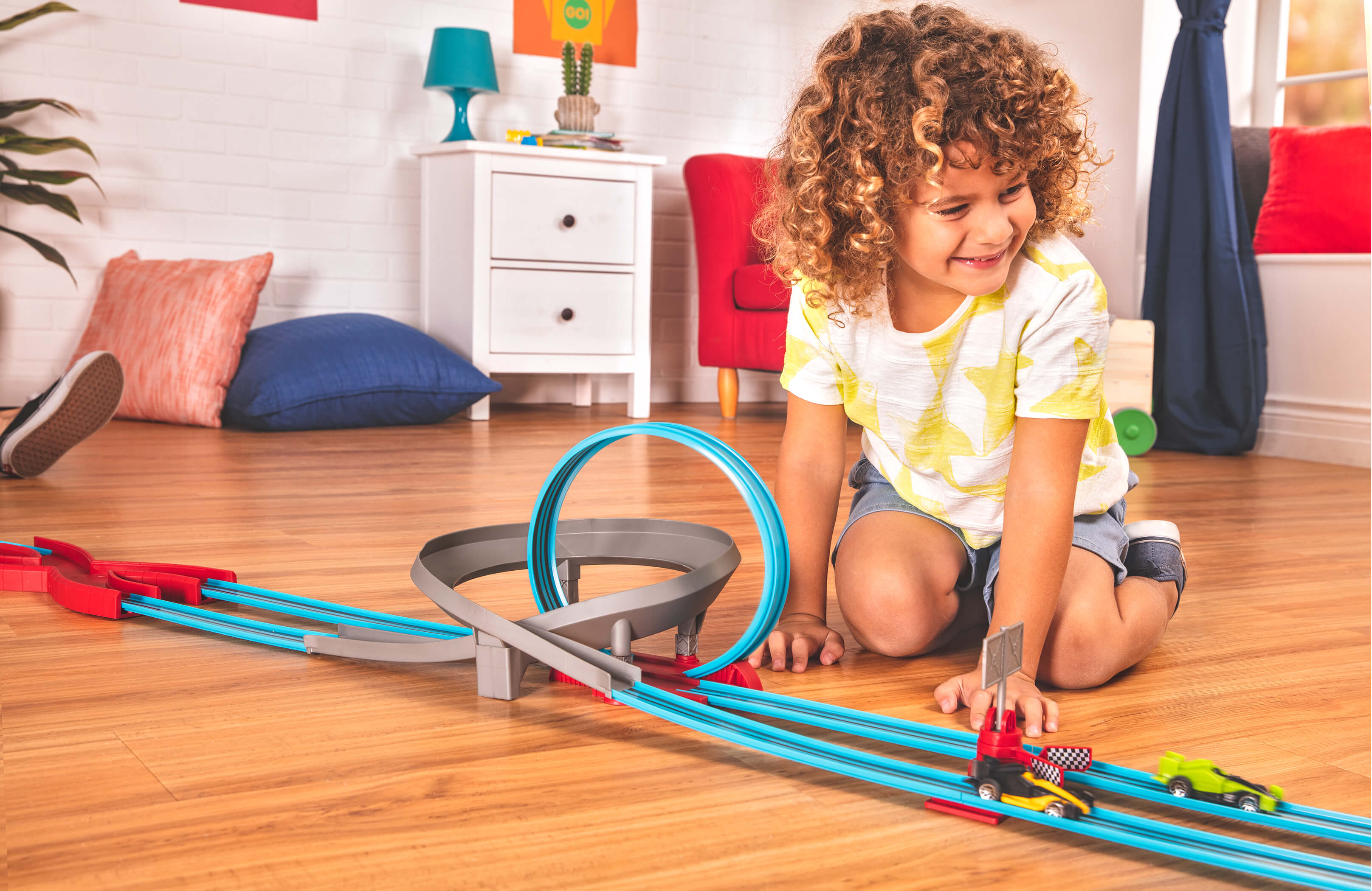 Racetrack playset with loops and toy cars